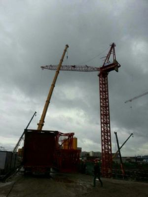 一流的130噸吊車出租--可信賴的吊裝設(shè)備推薦-首商網(wǎng)